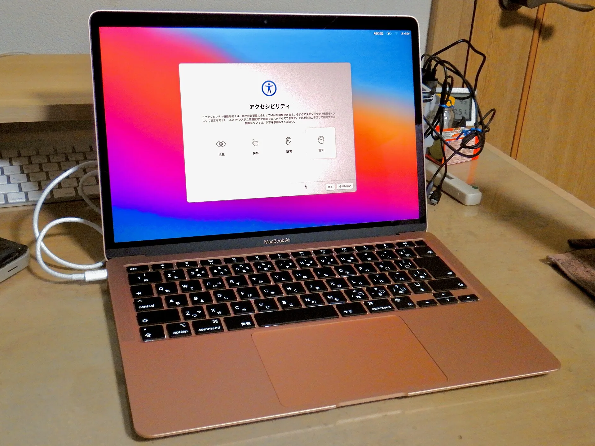 MacBook Air de 13,3 pulgadas con chip M1 sobre un escritorio